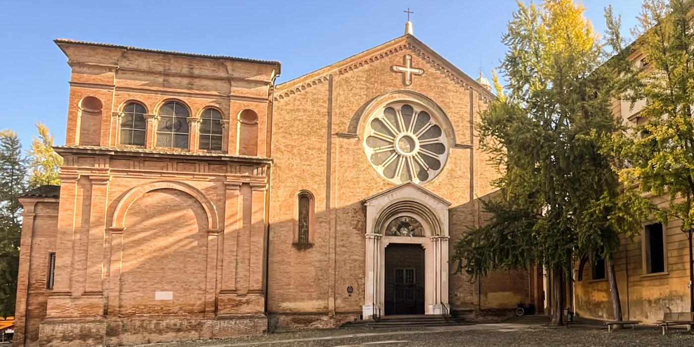 Restaurare la Basilica di San Domenico significa lavorare su un equilibrio sottile, dove materia, arte e devozione appartengono alla stessa narrazione. Il progetto non si limita a conservare un edificio, ma rinnova la possibilità di abitare un luogo che da secoli accoglie preghiera, memoria e bellezza. Un intervento che restituisce forza alla struttura, dignità agli spazi e continuità a una presenza che appartiene alla storia di Bologna e al patrimonio religioso italiano.