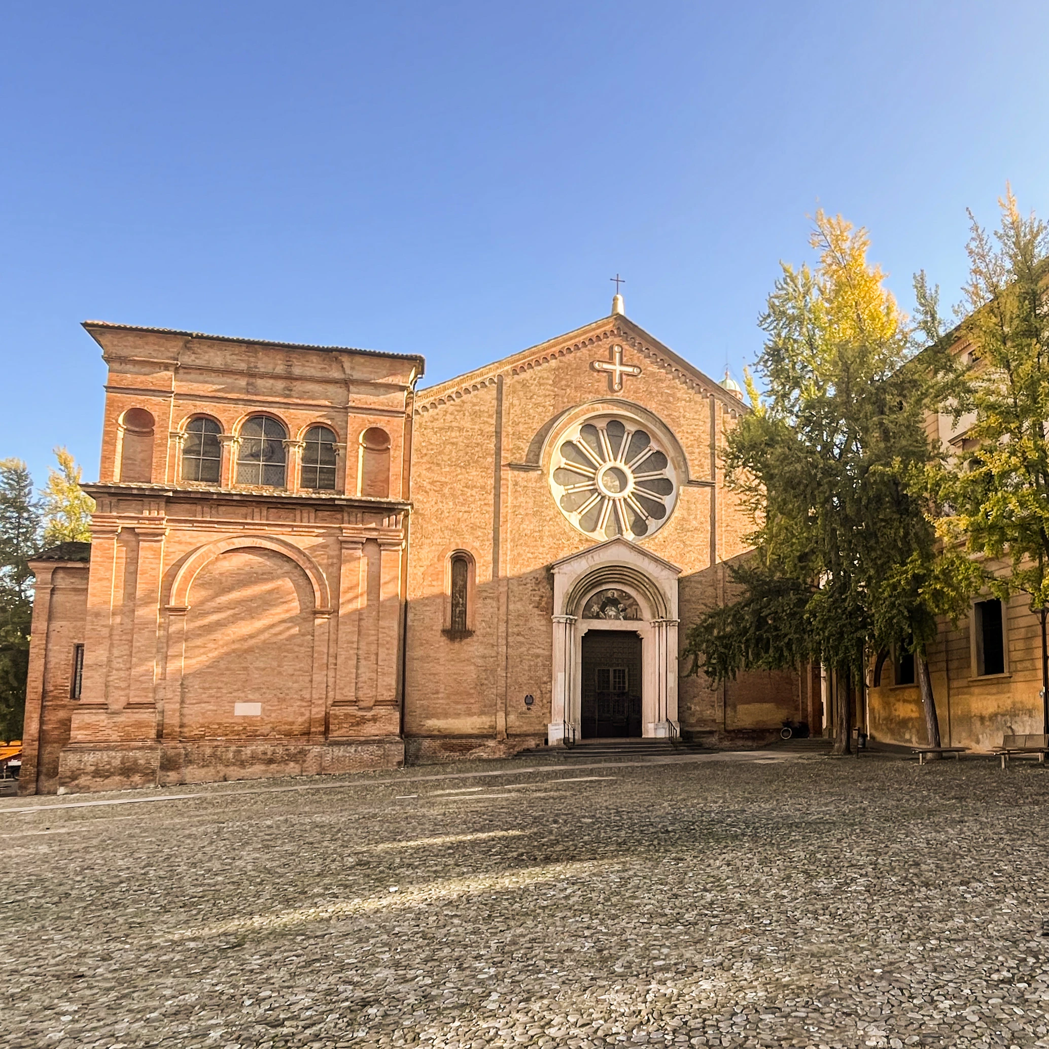 Restaurare la Basilica di San Domenico significa lavorare su un equilibrio sottile, dove materia, arte e devozione appartengono alla stessa narrazione. Il progetto non si limita a conservare un edificio, ma rinnova la possibilità di abitare un luogo che da secoli accoglie preghiera, memoria e bellezza. Un intervento che restituisce forza alla struttura, dignità agli spazi e continuità a una presenza che appartiene alla storia di Bologna e al patrimonio religioso italiano.